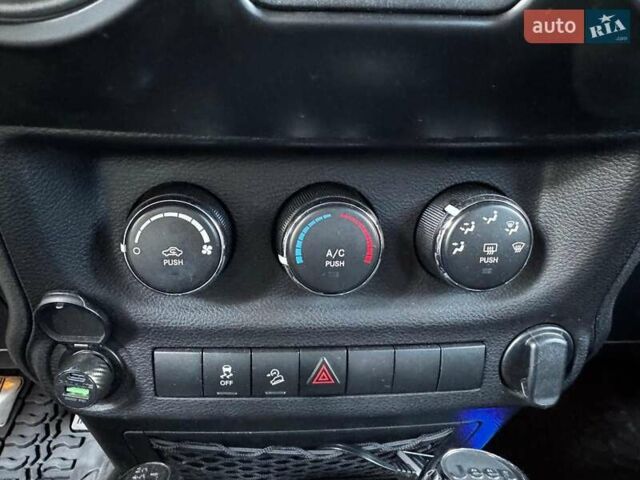 Сірий Джип Wrangler, об'ємом двигуна 3.6 л та пробігом 128 тис. км за 25640 $, фото 17 на Automoto.ua