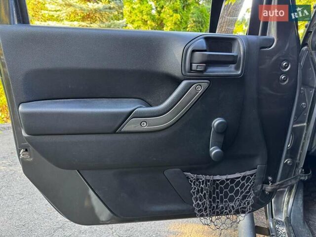 Сірий Джип Wrangler, об'ємом двигуна 3.6 л та пробігом 128 тис. км за 25640 $, фото 11 на Automoto.ua