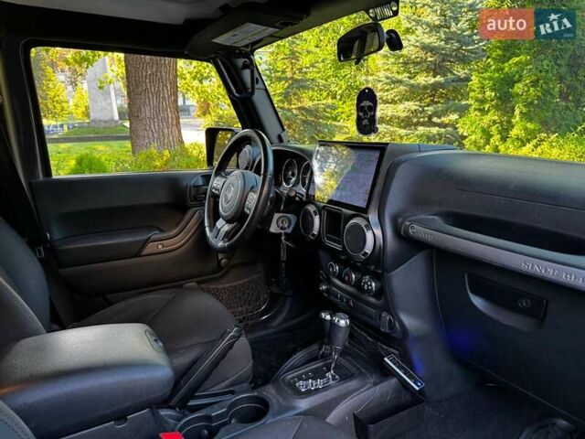 Сірий Джип Wrangler, об'ємом двигуна 3.6 л та пробігом 128 тис. км за 25640 $, фото 28 на Automoto.ua