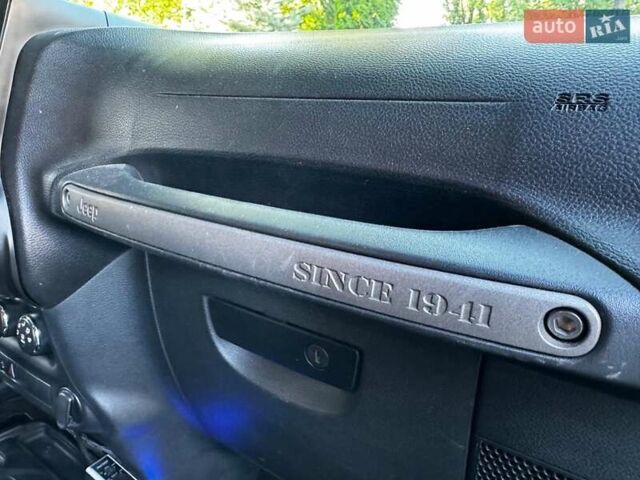 Сірий Джип Wrangler, об'ємом двигуна 3.6 л та пробігом 128 тис. км за 25640 $, фото 30 на Automoto.ua