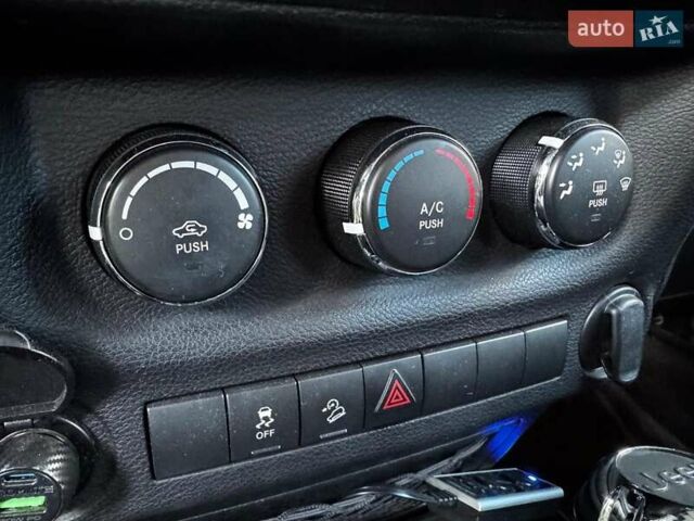Сірий Джип Wrangler, об'ємом двигуна 3.6 л та пробігом 128 тис. км за 25640 $, фото 19 на Automoto.ua