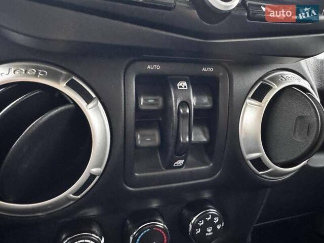 Сірий Джип Wrangler, об'ємом двигуна 3.6 л та пробігом 140 тис. км за 29999 $, фото 21 на Automoto.ua