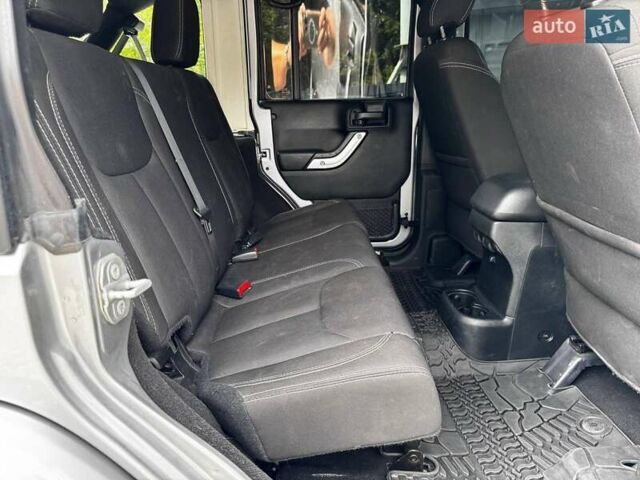 Сірий Джип Wrangler, об'ємом двигуна 3.6 л та пробігом 140 тис. км за 29999 $, фото 15 на Automoto.ua