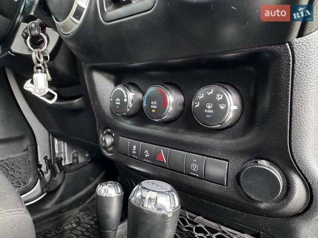 Сірий Джип Wrangler, об'ємом двигуна 3.6 л та пробігом 140 тис. км за 29999 $, фото 25 на Automoto.ua