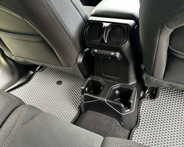Сірий Джип Wrangler, об'ємом двигуна 2 л та пробігом 28 тис. км за 32000 $, фото 19 на Automoto.ua