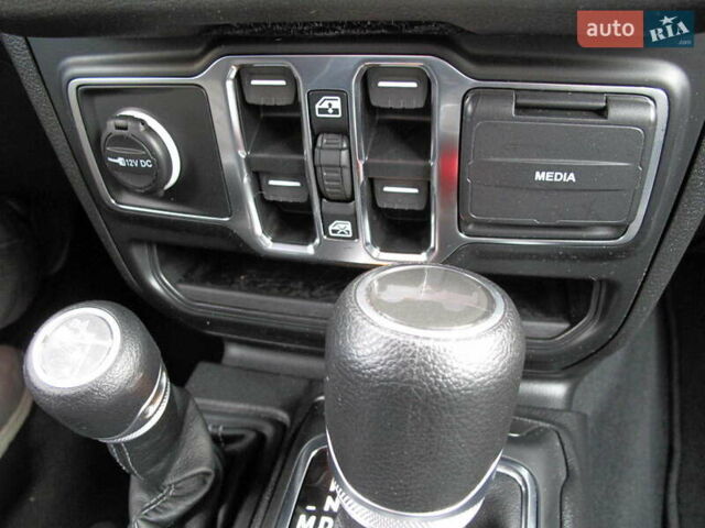 Сірий Джип Wrangler, об'ємом двигуна 2 л та пробігом 21 тис. км за 43900 $, фото 109 на Automoto.ua