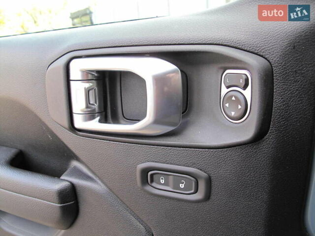 Сірий Джип Wrangler, об'ємом двигуна 2 л та пробігом 21 тис. км за 43900 $, фото 87 на Automoto.ua