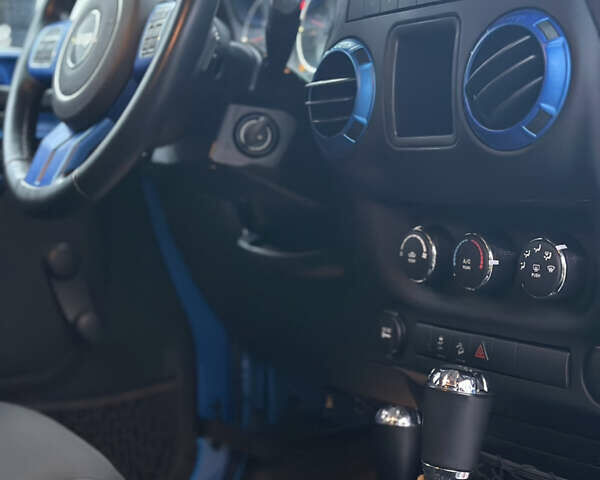 Синий Джип Вранглер, объемом двигателя 3.6 л и пробегом 150 тыс. км за 21600 $, фото 18 на Automoto.ua