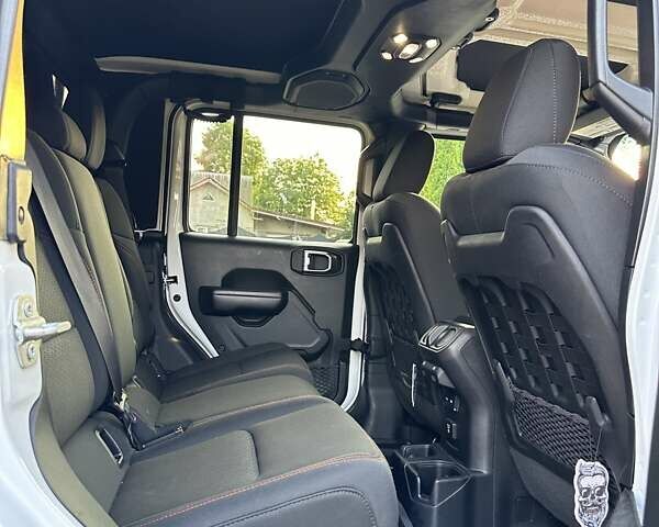 Білий Джип Gladiator, об'ємом двигуна 3.6 л та пробігом 61 тис. км за 65950 $, фото 13 на Automoto.ua