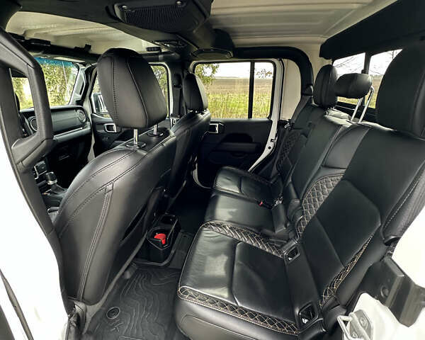 Білий Джип Gladiator, об'ємом двигуна 3.6 л та пробігом 59 тис. км за 51300 $, фото 16 на Automoto.ua