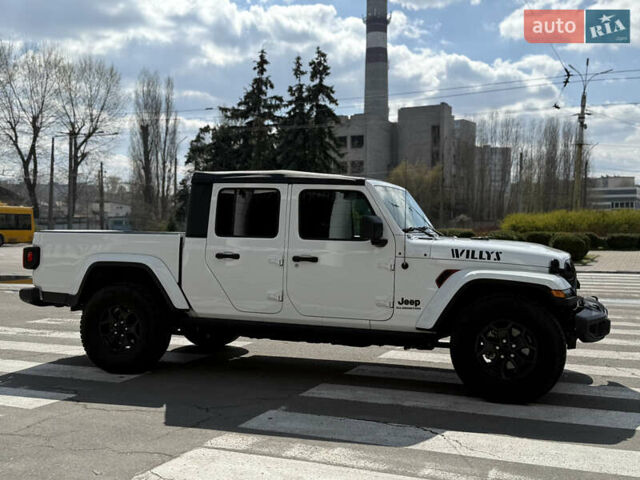 Белый Джип Gladiator, объемом двигателя 3.6 л и пробегом 19 тыс. км за 56000 $, фото 1 на Automoto.ua