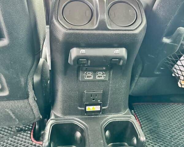 Красный Джип Gladiator, объемом двигателя 3.6 л и пробегом 67 тыс. км за 59777 $, фото 18 на Automoto.ua