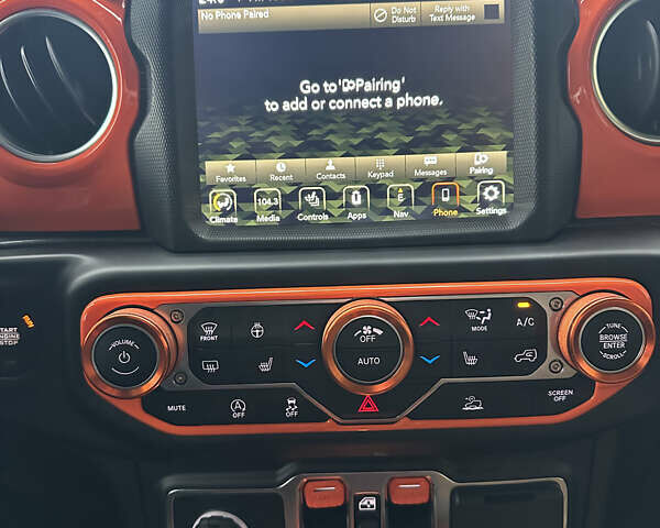 Червоний Джип Gladiator, об'ємом двигуна 3.6 л та пробігом 111 тис. км за 47900 $, фото 12 на Automoto.ua