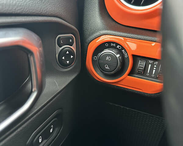 Червоний Джип Gladiator, об'ємом двигуна 3.6 л та пробігом 111 тис. км за 47900 $, фото 13 на Automoto.ua