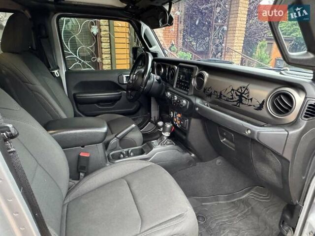 Джип Gladiator 2019 в Киеве на Automoto.ua Серый Джип Gladiator, объемом двигателя 3.6 л и пробегом 99 тыс. км за 51500 $, фото 5 на Automoto.ua