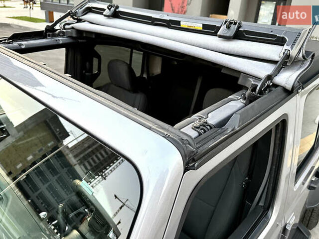 Серый Джип Gladiator, объемом двигателя 3.6 л и пробегом 33 тыс. км за 43500 $, фото 2 на Automoto.ua