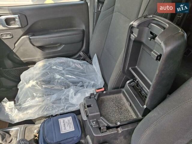 Сірий Джип Gladiator, об'ємом двигуна 3.6 л та пробігом 70 тис. км за 36500 $, фото 7 на Automoto.ua