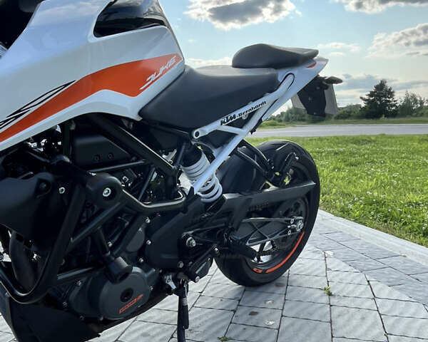 Белый КТМ 390 Duke, объемом двигателя 0.39 л и пробегом 4 тыс. км за 5200 $, фото 2 на Automoto.ua
