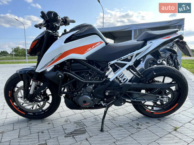 Белый КТМ 390 Duke, объемом двигателя 0.39 л и пробегом 4 тыс. км за 5200 $, фото 4 на Automoto.ua
