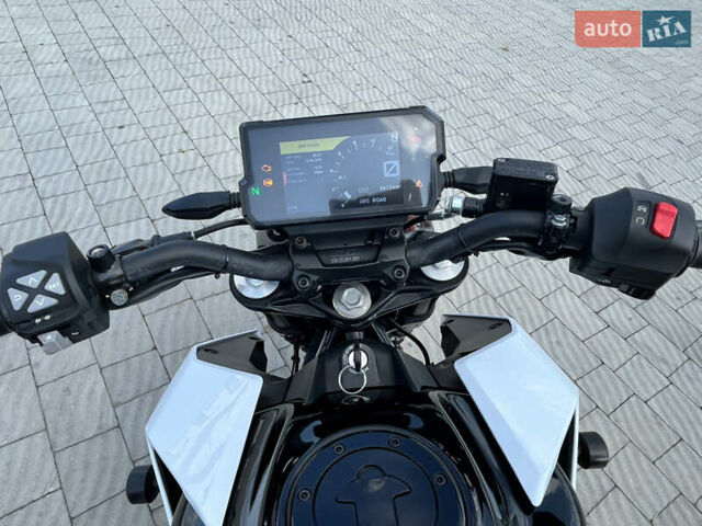 Белый КТМ 390 Duke, объемом двигателя 0.39 л и пробегом 4 тыс. км за 5200 $, фото 6 на Automoto.ua