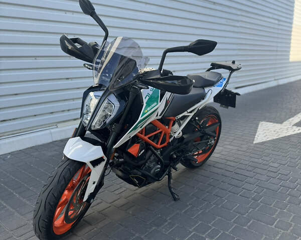 Белый КТМ 390 Duke, объемом двигателя 0.37 л и пробегом 3 тыс. км за 5400 $, фото 6 на Automoto.ua