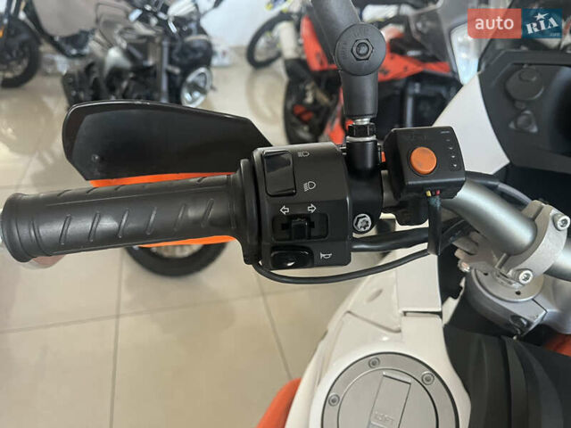 Белый КТМ 990 Adventure, объемом двигателя 1 л и пробегом 23 тыс. км за 9800 $, фото 13 на Automoto.ua