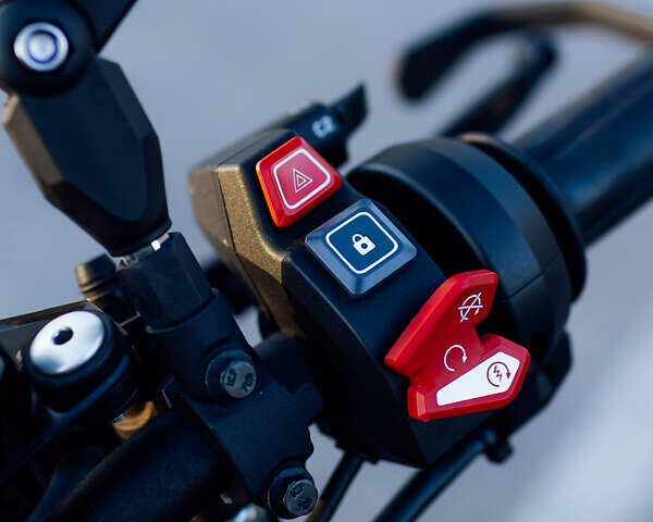 Синій КТМ Супєр Дюкє, об'ємом двигуна 1.3 л та пробігом 11 тис. км за 19000 $, фото 10 на Automoto.ua