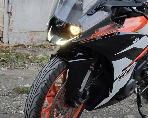 КТМ RC 390 2017 у Тернополі на Automoto.ua Помаранчевий КТМ RC 390, об'ємом двигуна 0.37 л та пробігом 10 тис. км за 3999 $, фото 4 на Automoto.ua