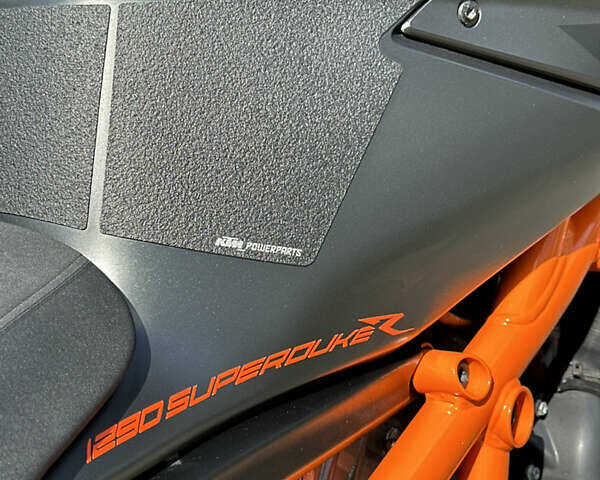 Черный КТМ Super Duke 1290, объемом двигателя 1.3 л и пробегом 4 тыс. км за 18100 $, фото 14 на Automoto.ua
