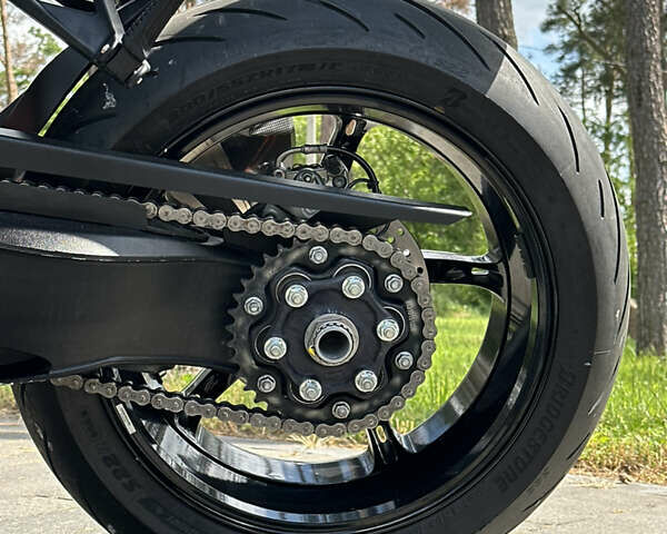 Черный КТМ Super Duke 1290, объемом двигателя 1.3 л и пробегом 4 тыс. км за 18100 $, фото 5 на Automoto.ua