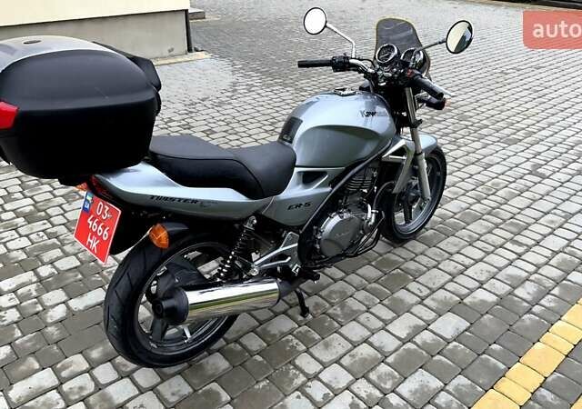 Серый Кавасаки  ER 500, объемом двигателя 0.5 л и пробегом 17 тыс. км за 2999 $, фото 3 на Automoto.ua