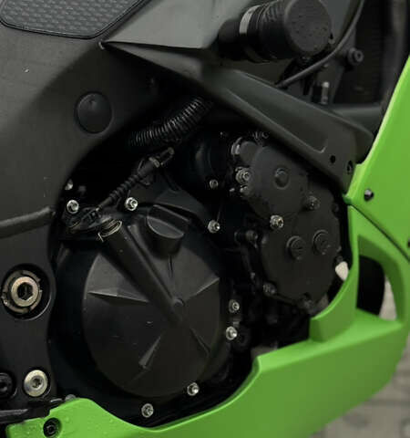 Зеленый Кавасаки Ninja 1000 ZX-10R, объемом двигателя 1 л и пробегом 10 тыс. км за 5500 $, фото 4 на Automoto.ua