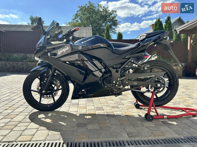 Черный Кавасаки Ninja 250R, объемом двигателя 0.25 л и пробегом 30 тыс. км за 2900 $, фото 16 на Automoto.ua