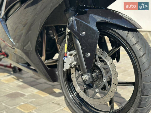 Черный Кавасаки Ninja 250R, объемом двигателя 0.25 л и пробегом 30 тыс. км за 2900 $, фото 2 на Automoto.ua