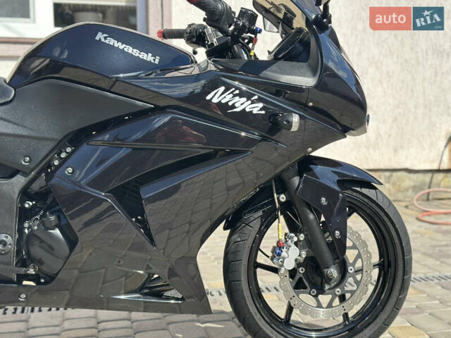 Черный Кавасаки Ninja 250R, объемом двигателя 0.25 л и пробегом 30 тыс. км за 2900 $, фото 4 на Automoto.ua
