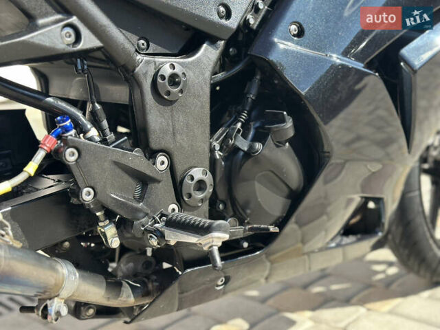 Черный Кавасаки Ninja 250R, объемом двигателя 0.25 л и пробегом 30 тыс. км за 2900 $, фото 12 на Automoto.ua