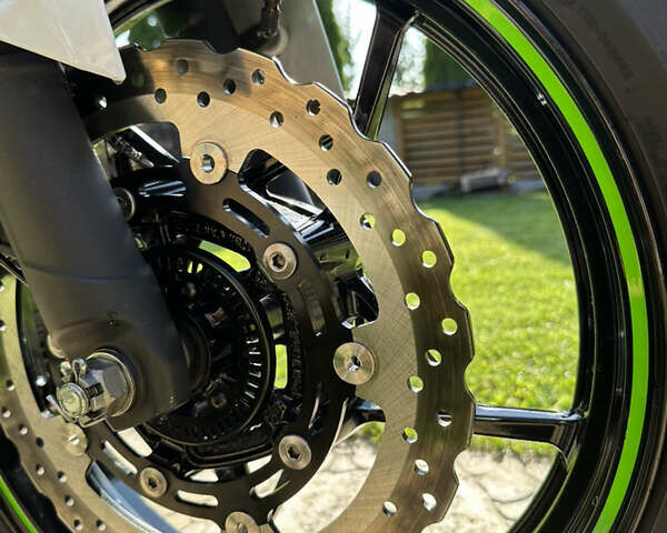 Белый Кавасаки Ninja 400, объемом двигателя 0.4 л и пробегом 4 тыс. км за 6500 $, фото 7 на Automoto.ua