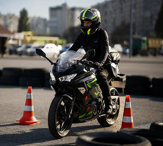 Черный Кавасаки Ninja 400, объемом двигателя 0.4 л и пробегом 12 тыс. км за 6500 $, фото 3 на Automoto.ua