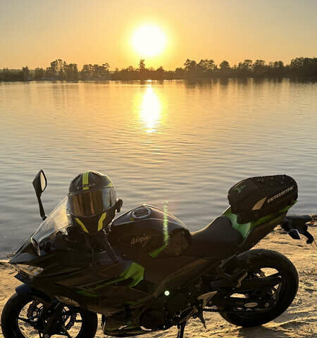 Черный Кавасаки Ninja 400, объемом двигателя 0.4 л и пробегом 12 тыс. км за 6500 $, фото 1 на Automoto.ua