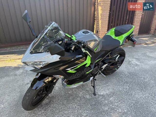 Серый Кавасаки Ninja 400, объемом двигателя 0.4 л и пробегом 10 тыс. км за 5000 $, фото 1 на Automoto.ua