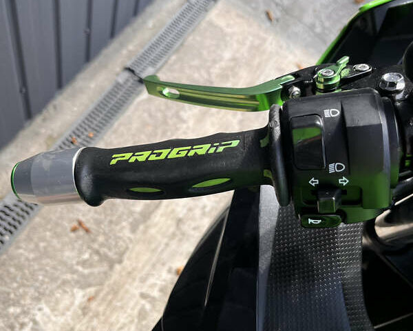 Зелений Кавасакі Ninja 400, об'ємом двигуна 0.4 л та пробігом 8 тис. км за 5800 $, фото 6 на Automoto.ua