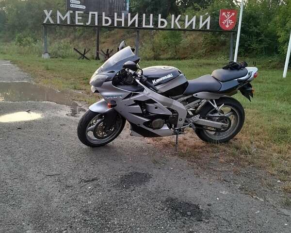 Серый Кавасаки Ninja 600 ZX-6R, объемом двигателя 0.6 л и пробегом 42 тыс. км за 3600 $, фото 1 на Automoto.ua