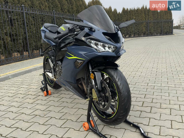 Черный Кавасаки Ninja 636 ZX-6R, объемом двигателя 0.6 л и пробегом 3 тыс. км за 12300 $, фото 4 на Automoto.ua