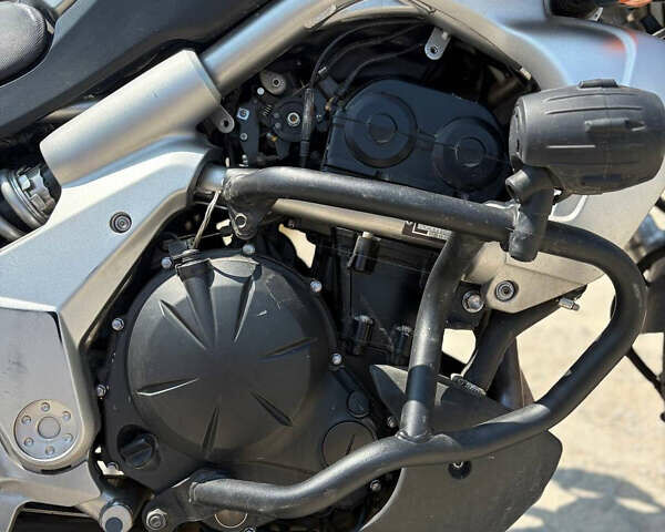 Серый Кавасаки Versys 650, объемом двигателя 0.65 л и пробегом 49 тыс. км за 4700 $, фото 12 на Automoto.ua