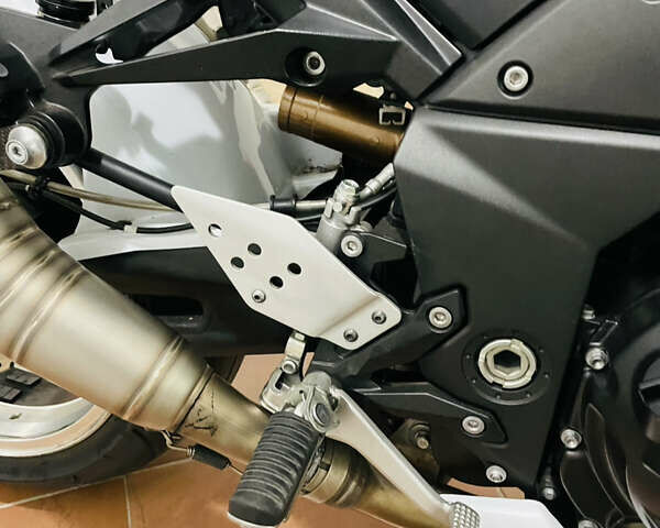 Білий Кавасакі Z 1000, об'ємом двигуна 1 л та пробігом 44 тис. км за 7300 $, фото 22 на Automoto.ua