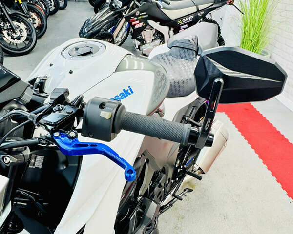 Белый Кавасаки Z 1000, объемом двигателя 1 л и пробегом 16 тыс. км за 12500 $, фото 22 на Automoto.ua