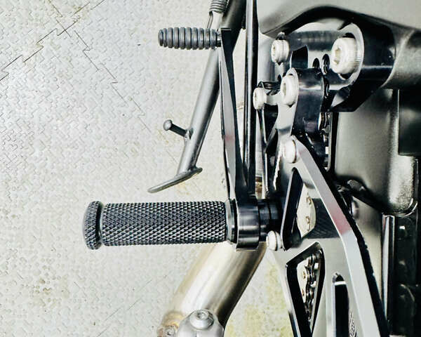 Белый Кавасаки Z 1000, объемом двигателя 1 л и пробегом 16 тыс. км за 12500 $, фото 19 на Automoto.ua