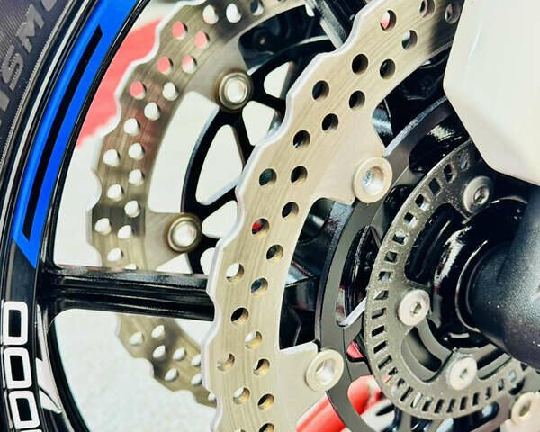 Белый Кавасаки Z 1000, объемом двигателя 1 л и пробегом 16 тыс. км за 12500 $, фото 13 на Automoto.ua