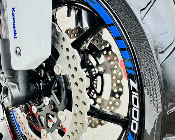 Белый Кавасаки Z 1000, объемом двигателя 1 л и пробегом 16 тыс. км за 12500 $, фото 11 на Automoto.ua