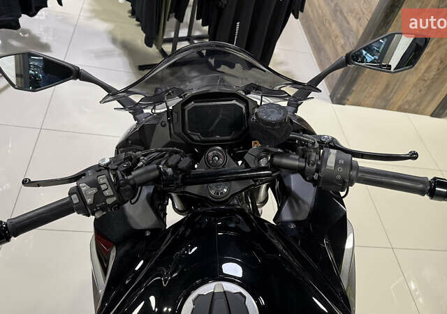 Черный Кавасаки Z 1000SX, объемом двигателя 1 л и пробегом 7 тыс. км за 16000 $, фото 15 на Automoto.ua